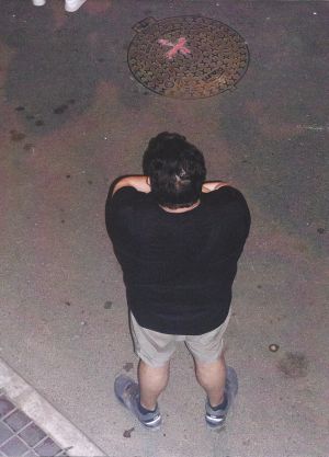 Home mirant els bous